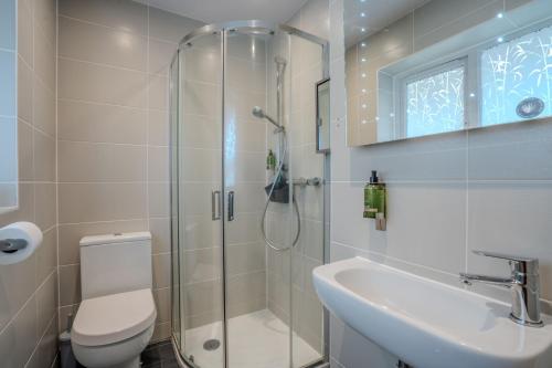 Koupelna v ubytování Larners Lodge by Winterton Cottages