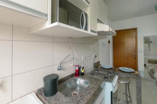 a small kitchen with a sink and a stove at Veja Este Apê Completo! - PS505 in Maringá