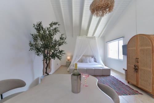 Ένα ή περισσότερα κρεβάτια σε δωμάτιο στο Moderne Studio Palm dichtbij de zee met zwembad