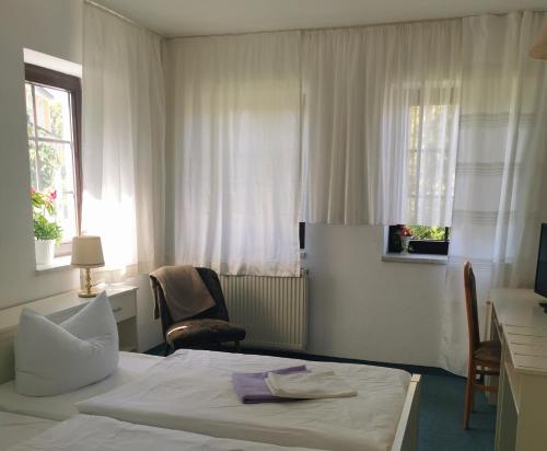 a hotel room with a bed and a window at Hotel mit Gasthof zur Post in Hochkirch