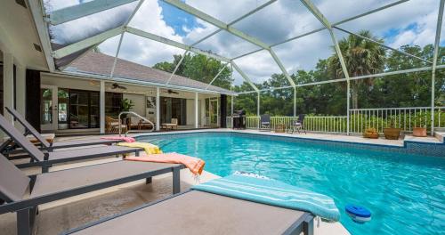 Бассейн в Jupiter Farms Country Estate with Pool Spa Lakefront или поблизости