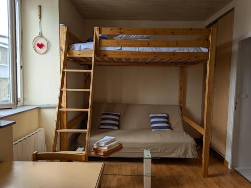 Ένα ή περισσότερα κρεβάτια σε δωμάτιο στο Studio Dinard vue mer