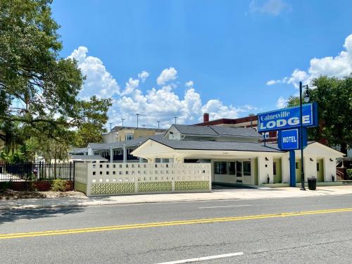 a motel sign on the side of a street at Gainesville Lodge in Gainesville