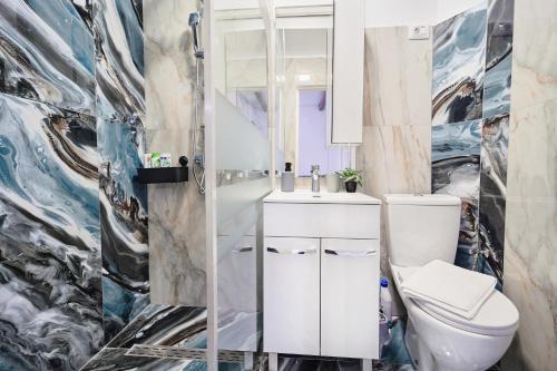 a bathroom with a white toilet and a sink at Central Jenni House Studio in Timişoara