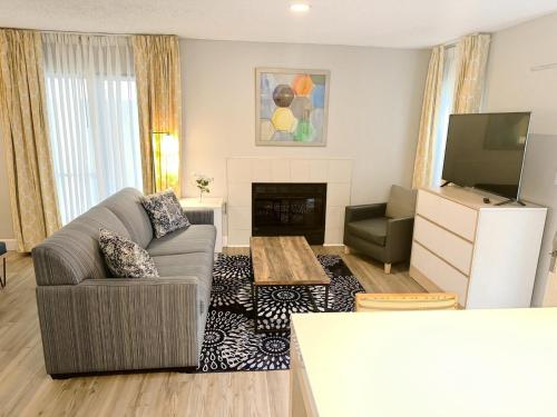 a living room with a couch and a tv at Sonesta ES Suites Cincinnati - Sharonville West in Sharonville
