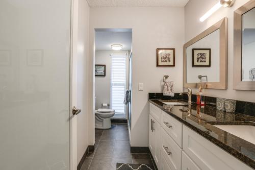 Ένα μπάνιο στο 3 Mi to Dtwn Naples Condo with Access to 9 Pools!