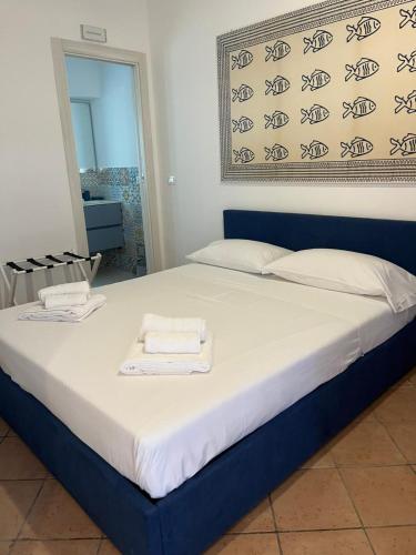 ein Bett mit einem Handtuch darüber in der Unterkunft B&B Elios in Scilla
