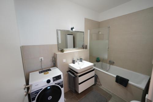 Ένα μπάνιο στο KEDA Royale Suite City Center Charm
