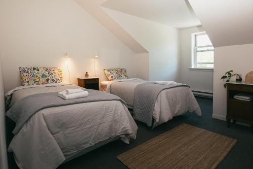 a bedroom with two beds and a window at MacTaverne in Val-David