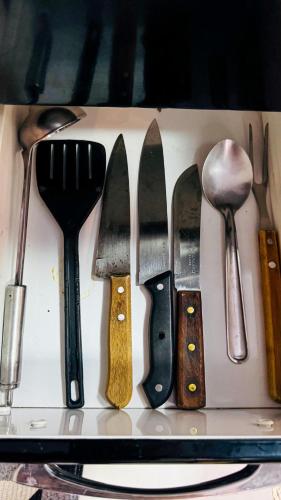 a bunch of utensils are lined up on a shelf at BOX 360 - Container SUSPENSO! in Uberlândia