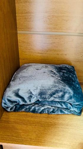 a pillow sitting on top of a wooden shelf at BOX 360 - Container SUSPENSO! in Uberlândia