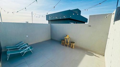 a balcony with a blue bench on a building at BOX 360 - Container SUSPENSO! in Uberlândia