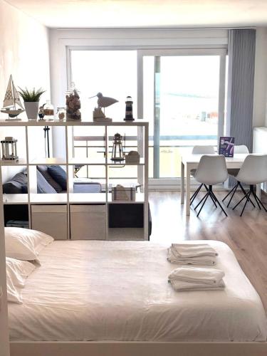 Postel nebo postele na pokoji v ubytování Huswell - Beach Studio with Balcony & Sea View