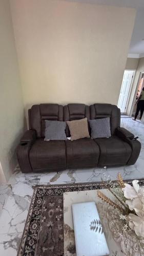 Ein Sitzbereich in der Unterkunft 360 RokView Suites