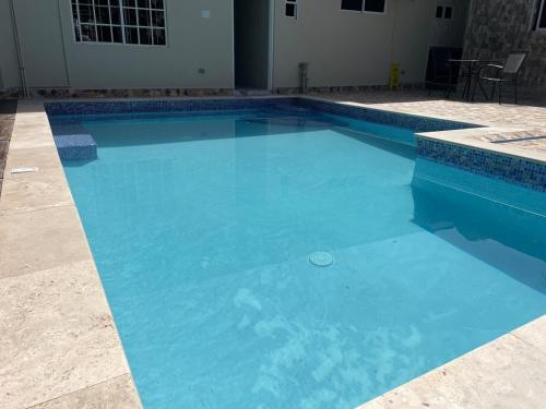 Der Swimmingpool an oder in der Nähe von 360 RokView Suites