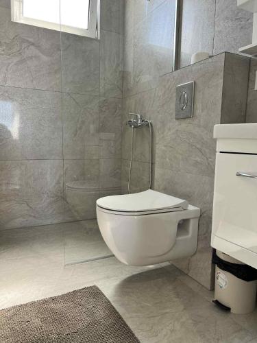 Un baño de Kurti Apartments