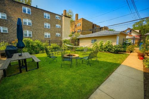 un cortile con sedie e amaca in erba di The Avondale Retreat a Chicago
