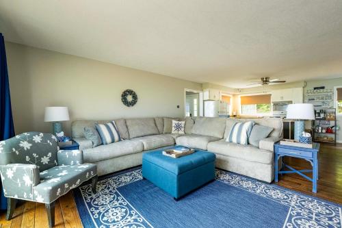 Χώρος καθιστικού στο Waterfront Deck and Dock Torch Lake Home!