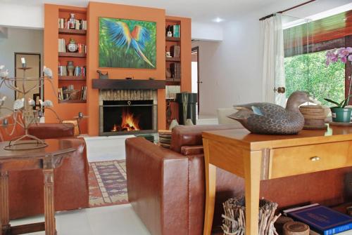 彼得罗波利斯Lazer Completo - Piscina - Churrasqueira - Vista的带沙发和壁炉的客厅