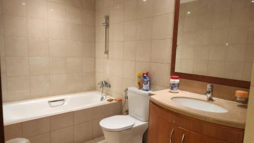 Um banheiro em Pearl of Viva Bahriya luxury studio