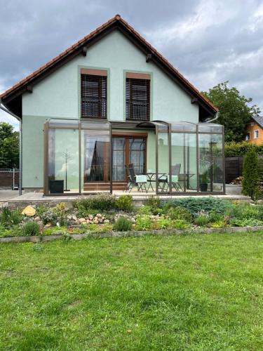 Un jardín fuera de Dům Janov 76