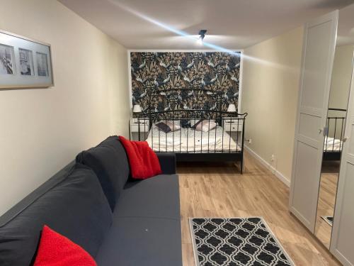 隆代克-兹德鲁伊Apartamenty Stokrotka的带沙发和婴儿床的客厅