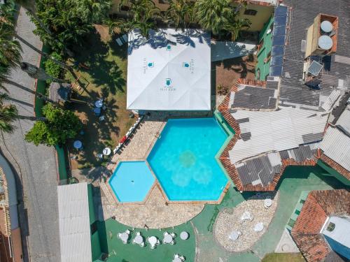 an overhead view of a swimming pool with a patio at Pousada Cabo Frio in Cabo Frio