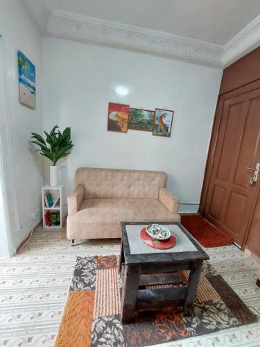ein Wohnzimmer mit einer Couch und einem Couchtisch in der Unterkunft Mini Studio confort in Dakar