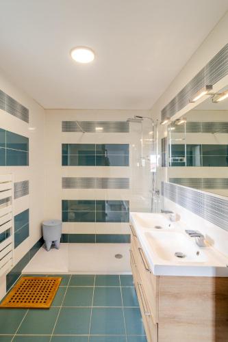 セルベールにあるVilla canadellsの洗面台2つ、シャワー、トイレ付きのバスルーム