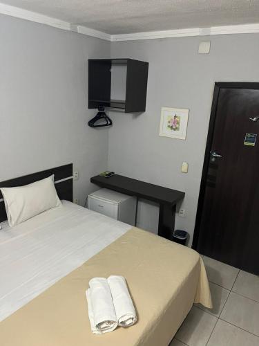 Una cama o camas en una habitación de Samba Três Lagoas
