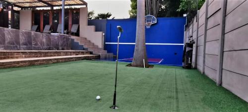 Instalaciones para jugar al golf en el hostal o pensión o alrededores