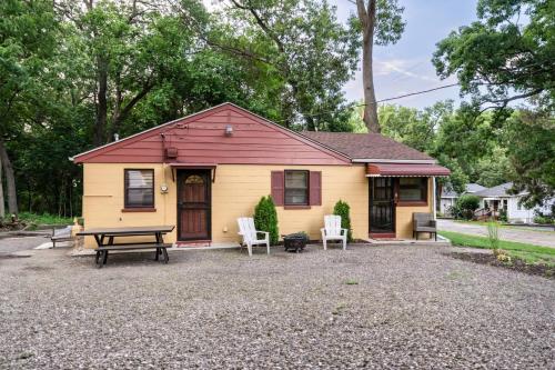 GaryにあるSpacious 3BR Home • Firepit Grillのピクニックテーブルと椅子のある小さな黄色と赤の家