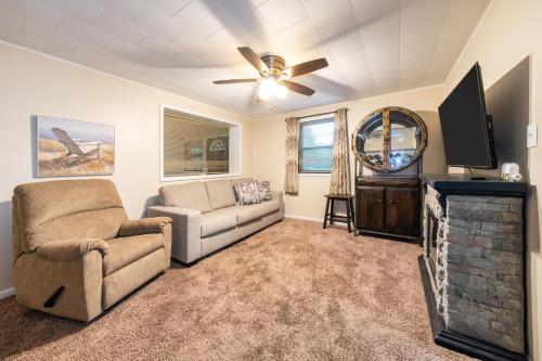 Spacious 3BR Home • Firepit Grillにあるテレビまたはエンターテインメントセンター