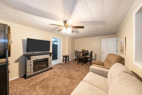 Spacious 3BR Home • Firepit Grillにあるテレビまたはエンターテインメントセンター