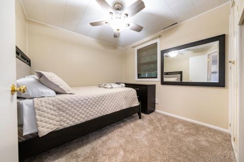 GaryにあるSpacious 3BR Home • Firepit Grillのベッドルーム(ベッド1台、鏡付)