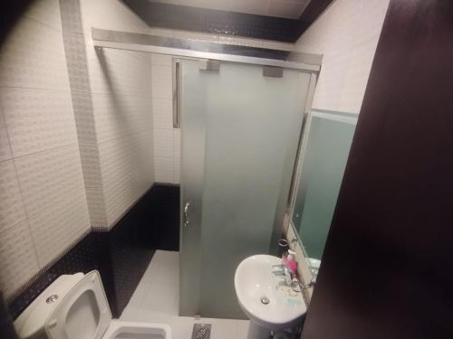 a bathroom with a sink and a toilet and a urinal at AKABER ELSHESHA awtadhotel2 اكابر الششة اوتاد هوتيل 2 in Miná