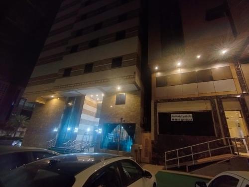 a car parked in front of a building at night at AKABER ELSHESHA awtadhotel2 اكابر الششة اوتاد هوتيل 2 in Miná