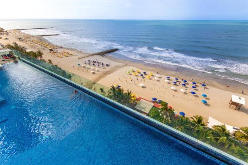 una vista aérea de una playa y el océano en Hotel InterContinental Cartagena by IHG, en Cartagena de Indias