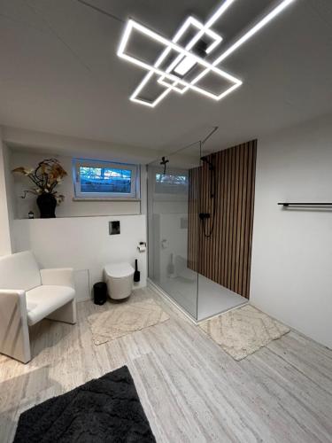 a bathroom with a toilet and a glass shower at Ferienwohnung Souterrain im stielvollen Landhaus bei Hamburg in Rosengarten