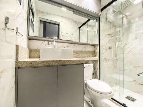 Ένα μπάνιο στο Apt todo mobiliado 2 quartos e Office com Cama Alto Padrão Cuiabá