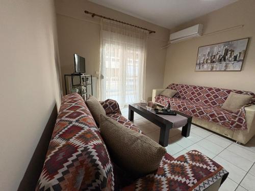 una sala de estar con un sofá y una mesa en Cosy Retreat, en Komotiní