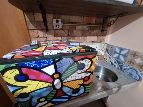 a bathroom with a counter top with a sink at Lindo flat Sabará Estilo Europa Vila Rica Pampulha in Venda Nova