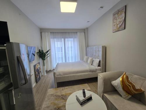 Postel nebo postele na pokoji v ubytování Roly Studio Apartment Near Jkia & Sgr with Swimming pool & Gym