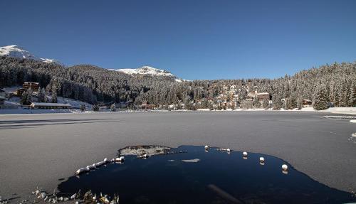 a large body of water with a mountain in the background at Marlenca 2 by Arosa Vacations, Familienwohnung mit Bergblick in der Nähe des Skilift-Kulm in Arosa