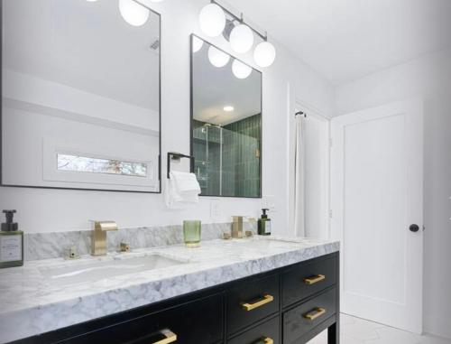 a bathroom with a large sink and a mirror at Aligned Stay in Decatur
