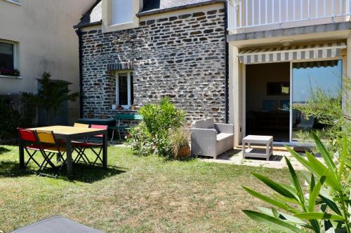 Κήπος έξω από το Apartment with a stunning 180 view & private garden 4 guests baby
