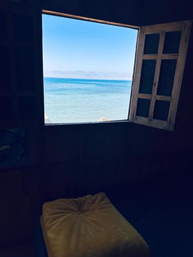 a window with a view of the ocean at Dream Beach camp in Wāsiţ