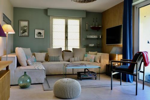 Χώρος καθιστικού στο Apartment with a stunning 180 view & private garden 4 guests baby