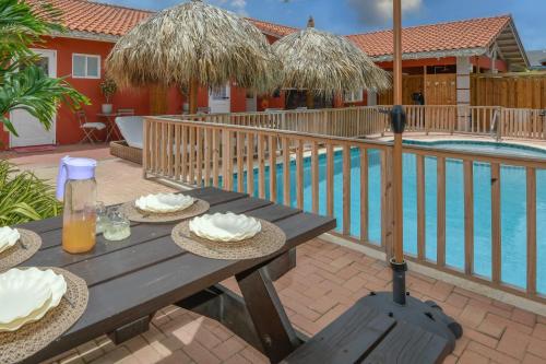 Πισίνα στο ή κοντά στο Moderne Studio Palm dichtbij de zee met zwembad
