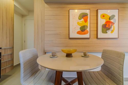 a dining room with a table and chairs at Go Balkon - Studios por temporada in Sao Paulo